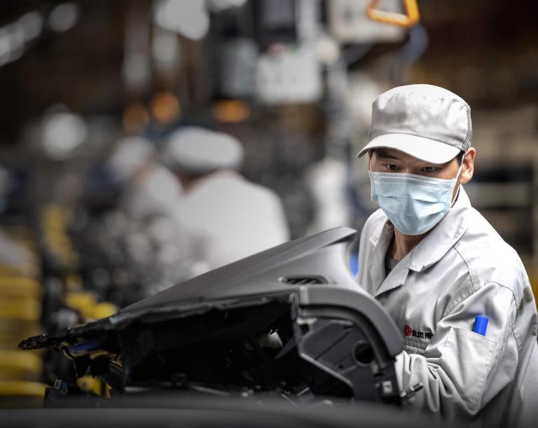 为什么现在年轻人不愿意去制造业,制造业艰难时刻打工人何去何从