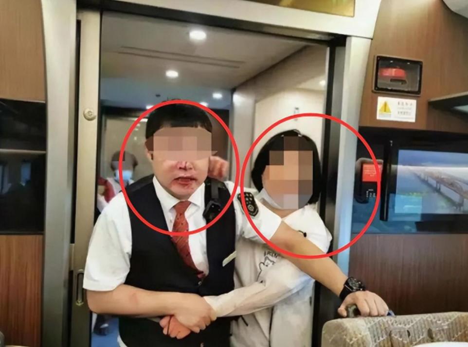 年轻女子高铁上当众劈叉,女子在高铁上劈叉