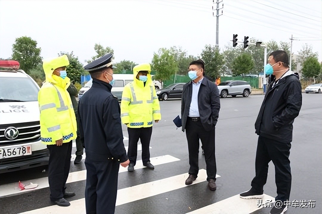 国庆我在岗交警举着小红旗,国庆我在岗警察坚守车站篇