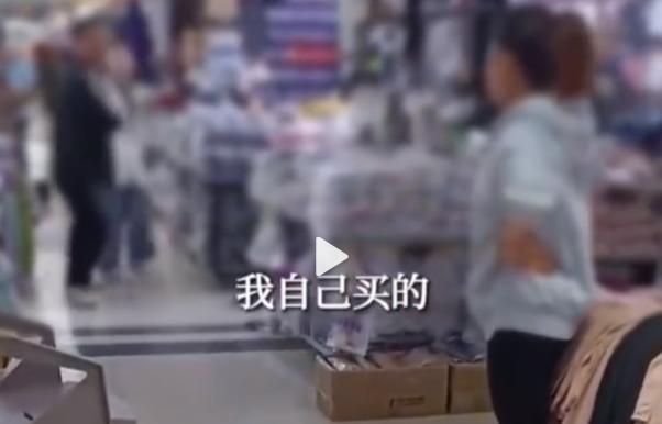 妻子买几千块的衣服丈夫崩溃,女子买衣服被老公拉去退款