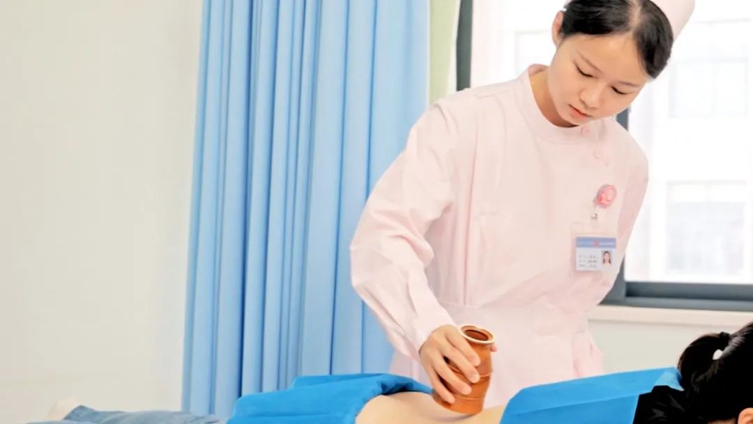 中医之光照亮健康——听苏弯弯讲述中医护理专科护士的日常