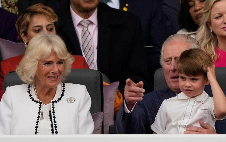 隔辈亲萌娃把面给爷爷,隔辈亲宝宝调皮