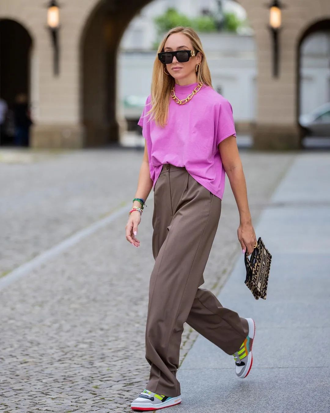 彩色大t恤怎么穿好看,今年时髦宽松t恤