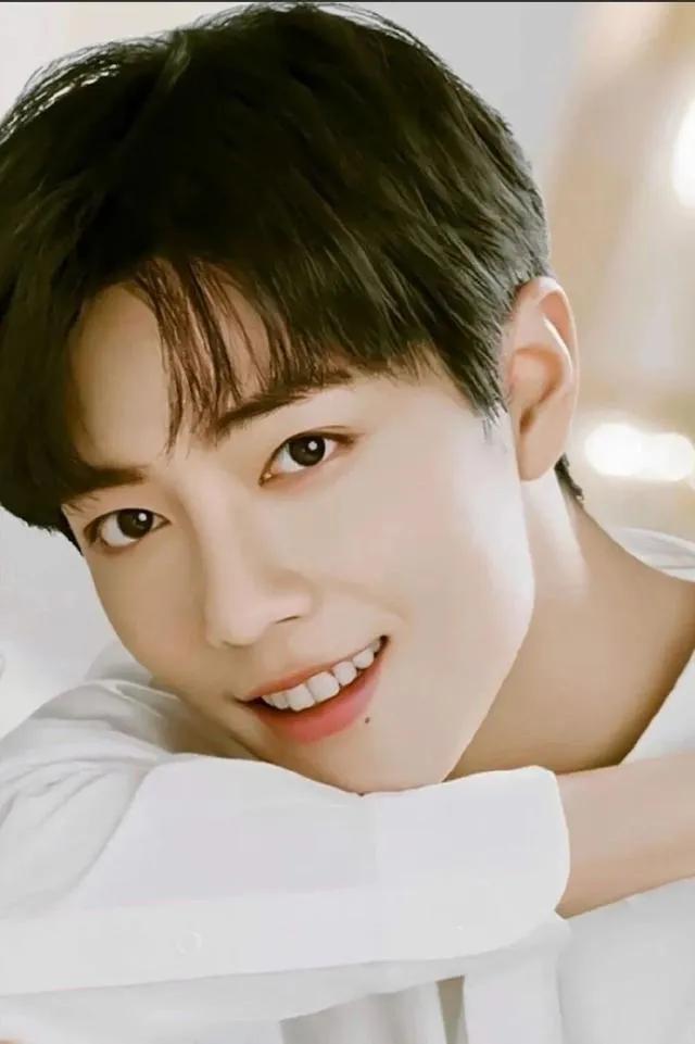 肖战近期活动造型,肖战微博之夜两套造型