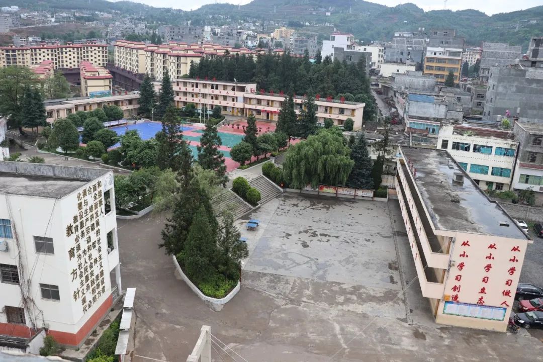 他是全校唯一的“全职”科学老师，带山里孩子“玩转科学”