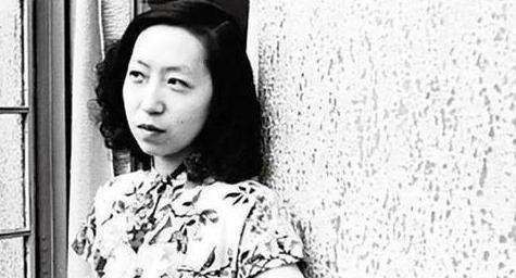 张爱玲为什么三年搬家80余次,张爱玲晚年孤身一人搬家180次