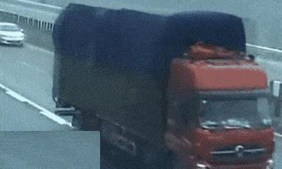 车祸现场未撤离男子被撞下桥,男子车祸后未撤离被撞飞下桥