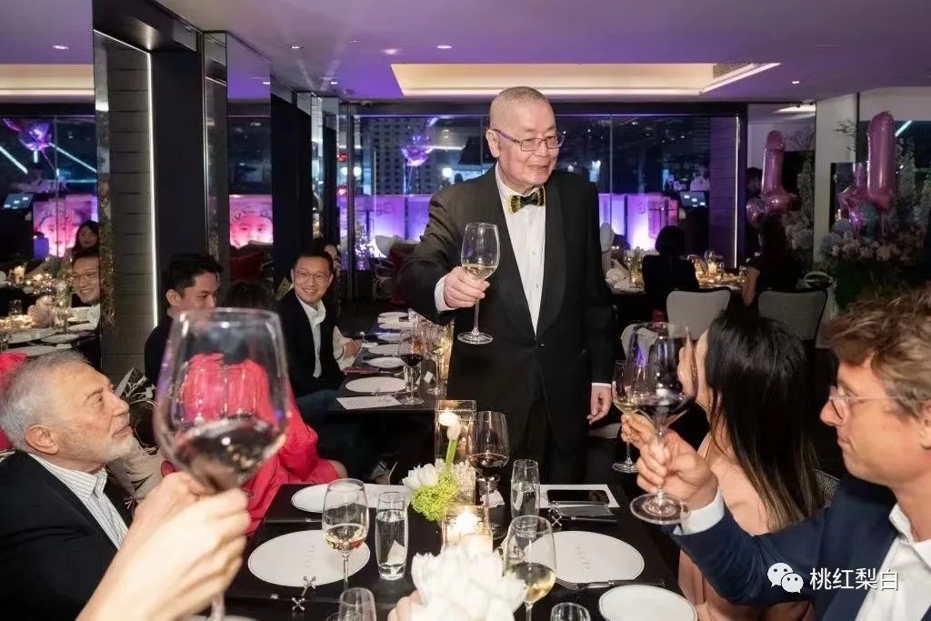 有钱人的名利场：甘比为什么要巴结82岁的他？