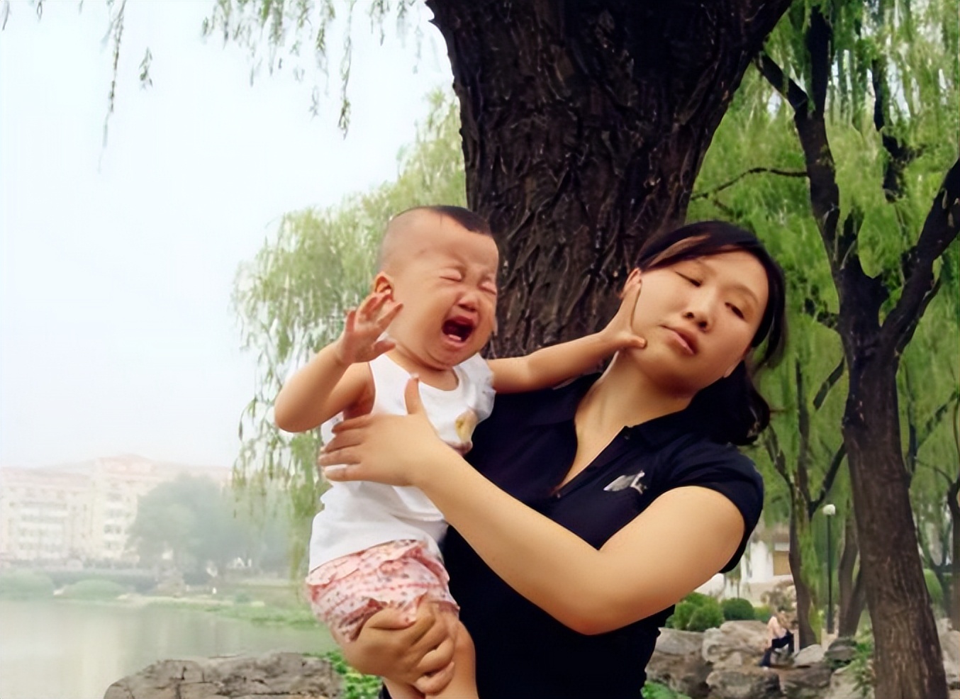 妈妈带孩子去朋友家发现被拉黑了,父母把孩子微信拉黑了