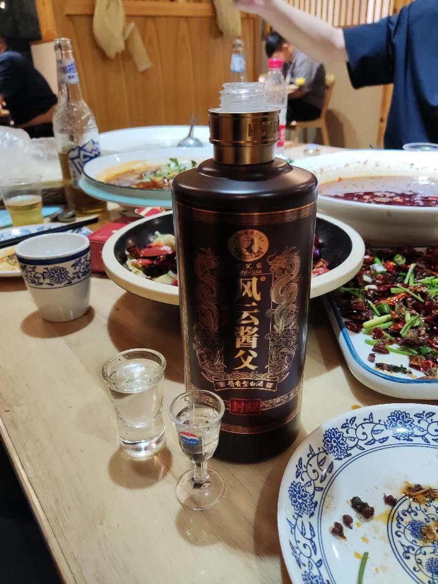 白酒勾兑和纯粮酒瓶标志,白酒酒瓶上没有配料标识是什么酒