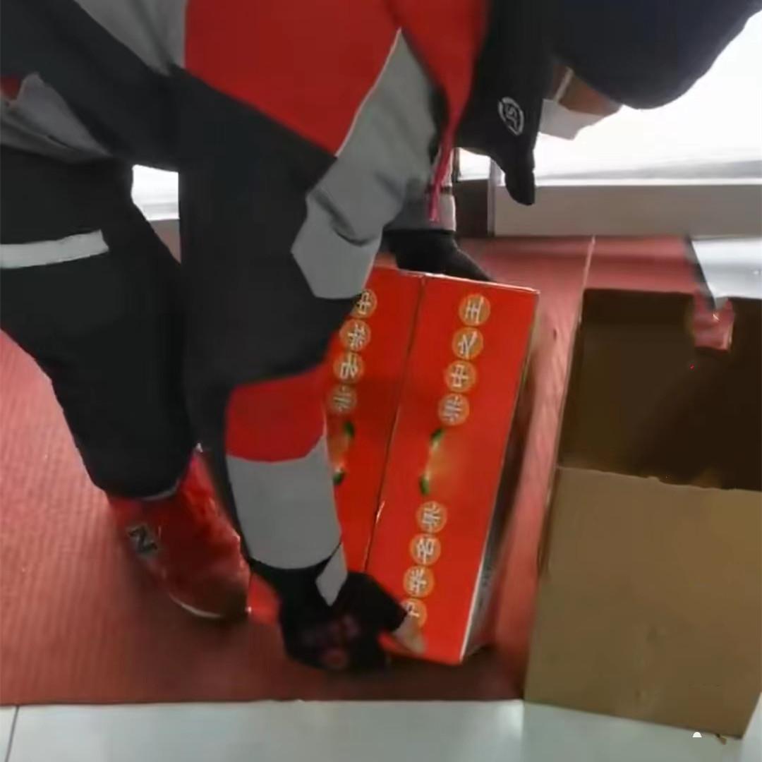 黑龙江一女子买水果结冰，怪快递公司没做保温，还不赔偿她的损失