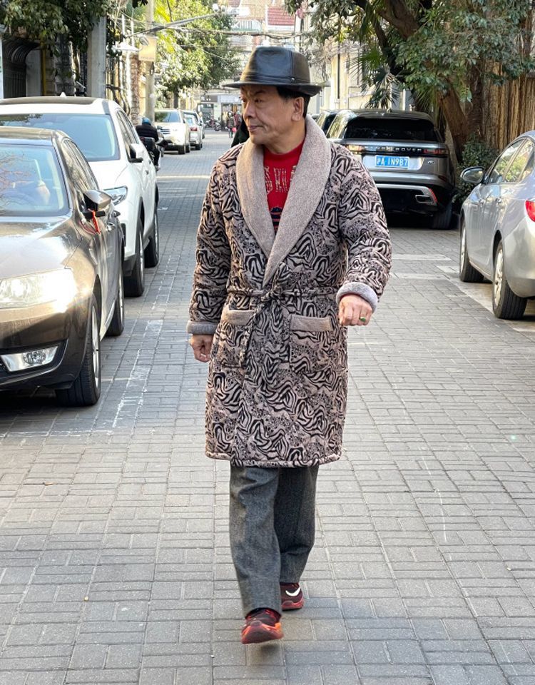 中年男子适合穿牛仔裤还是西裤,中年男人穿西裤系皮带好看吗