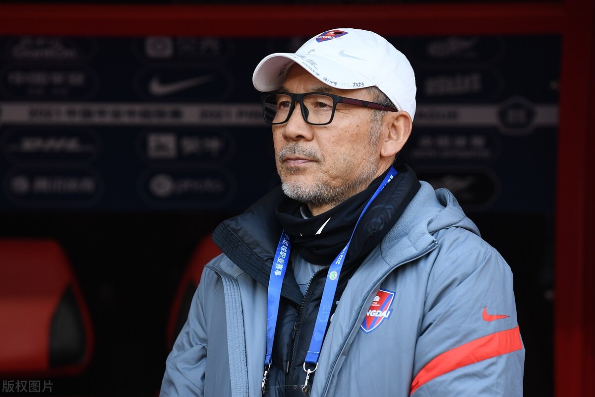 他是重庆队最受尊敬的主教练,球队长期欠薪,却依然能坚守到现在