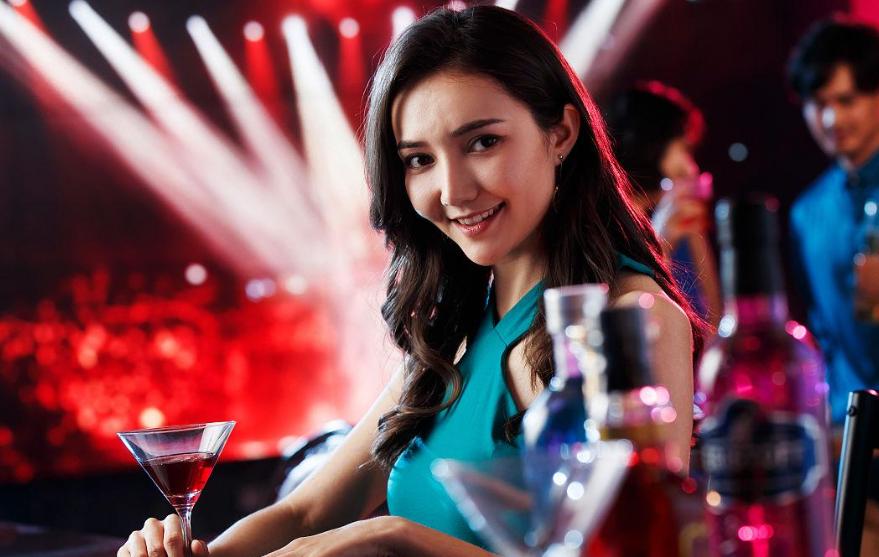 日本美女来中国旅游，背后原因让日本男生羞愧