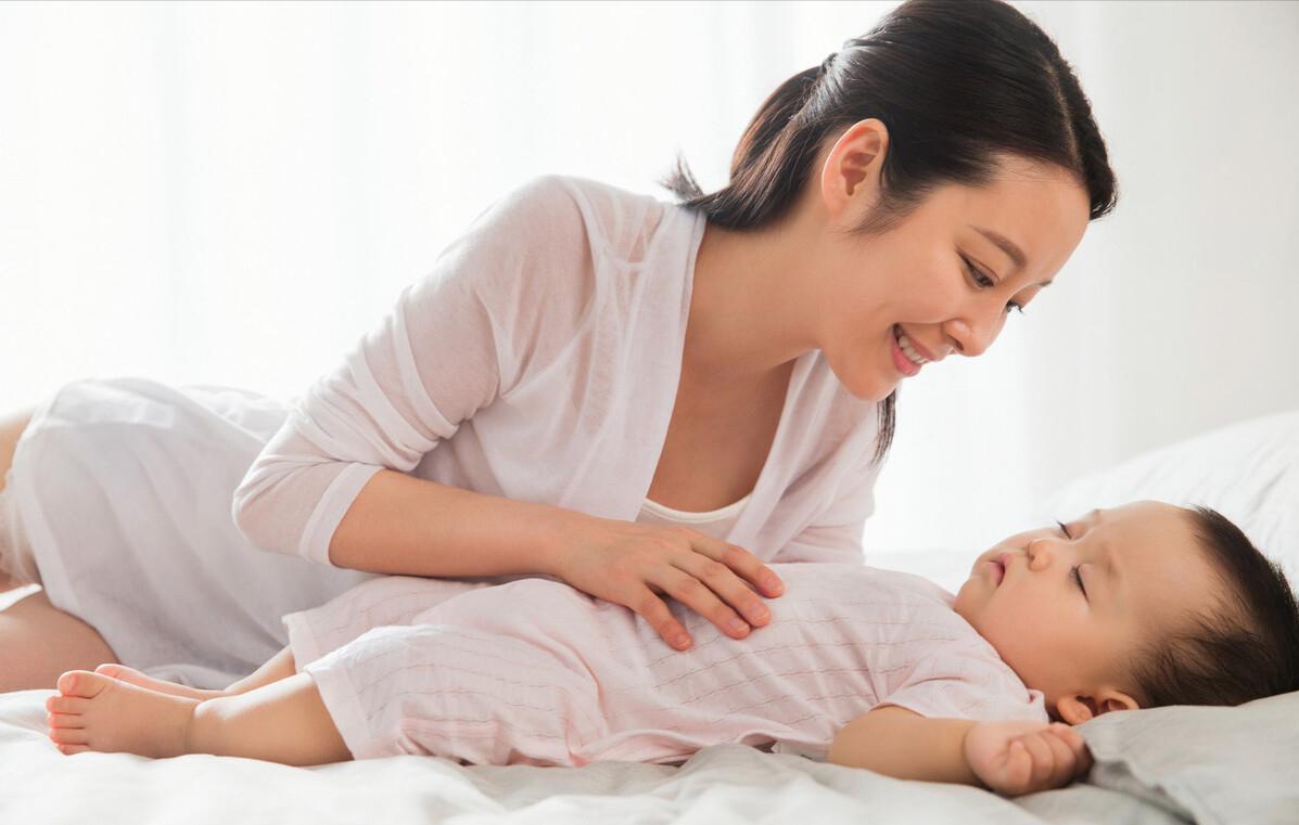 宝宝睡觉出汗的原因和解决方法,一睡就热出汗是什么原因