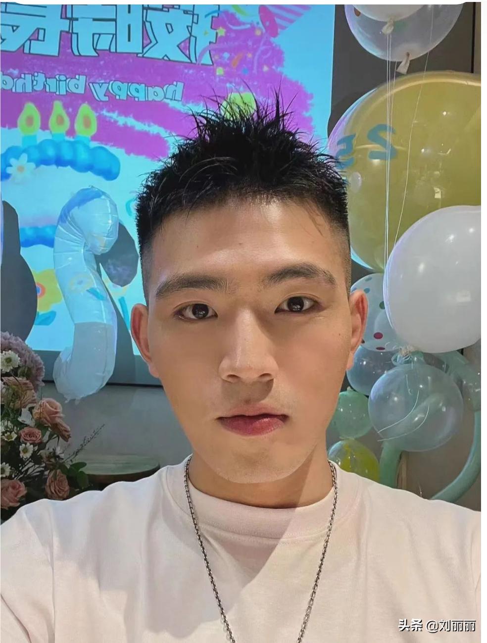 男士发型两边剪短刘海层次感,今年最流行烫什么发型男士