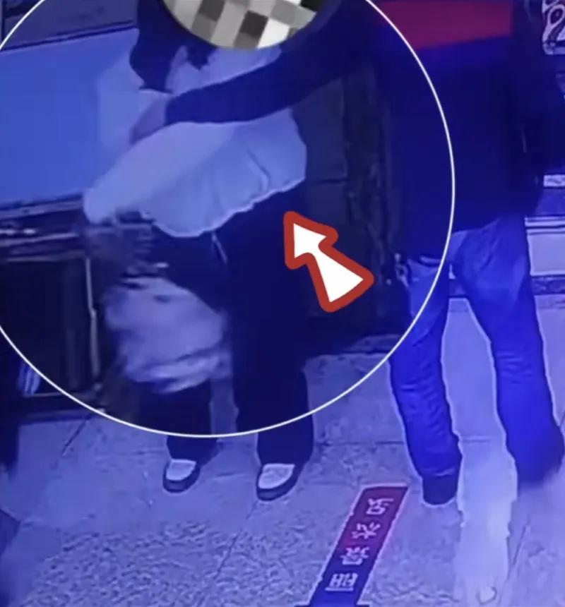 女子出电梯遭袭胸抓乳，35岁男子被拘！警方已控制嫌疑人