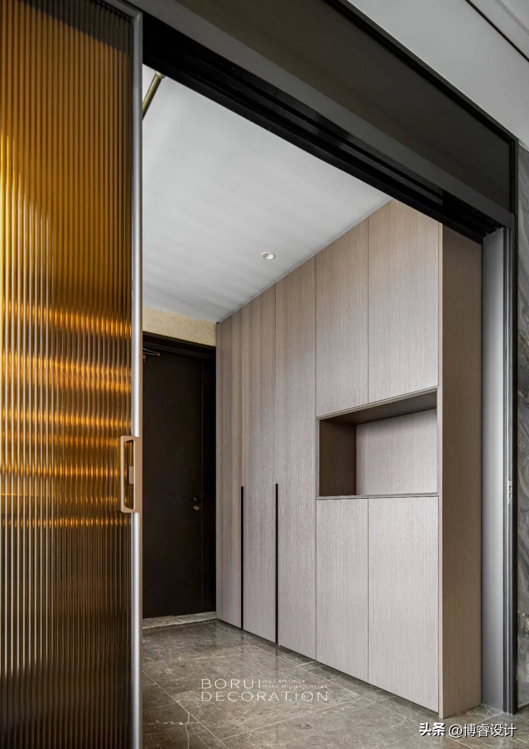 250㎡江景精装房改造,轻奢风格+收纳系统优化