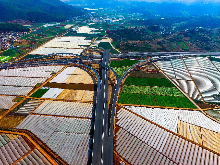 奋进新时代建功新征程走进老区,泸西红土地