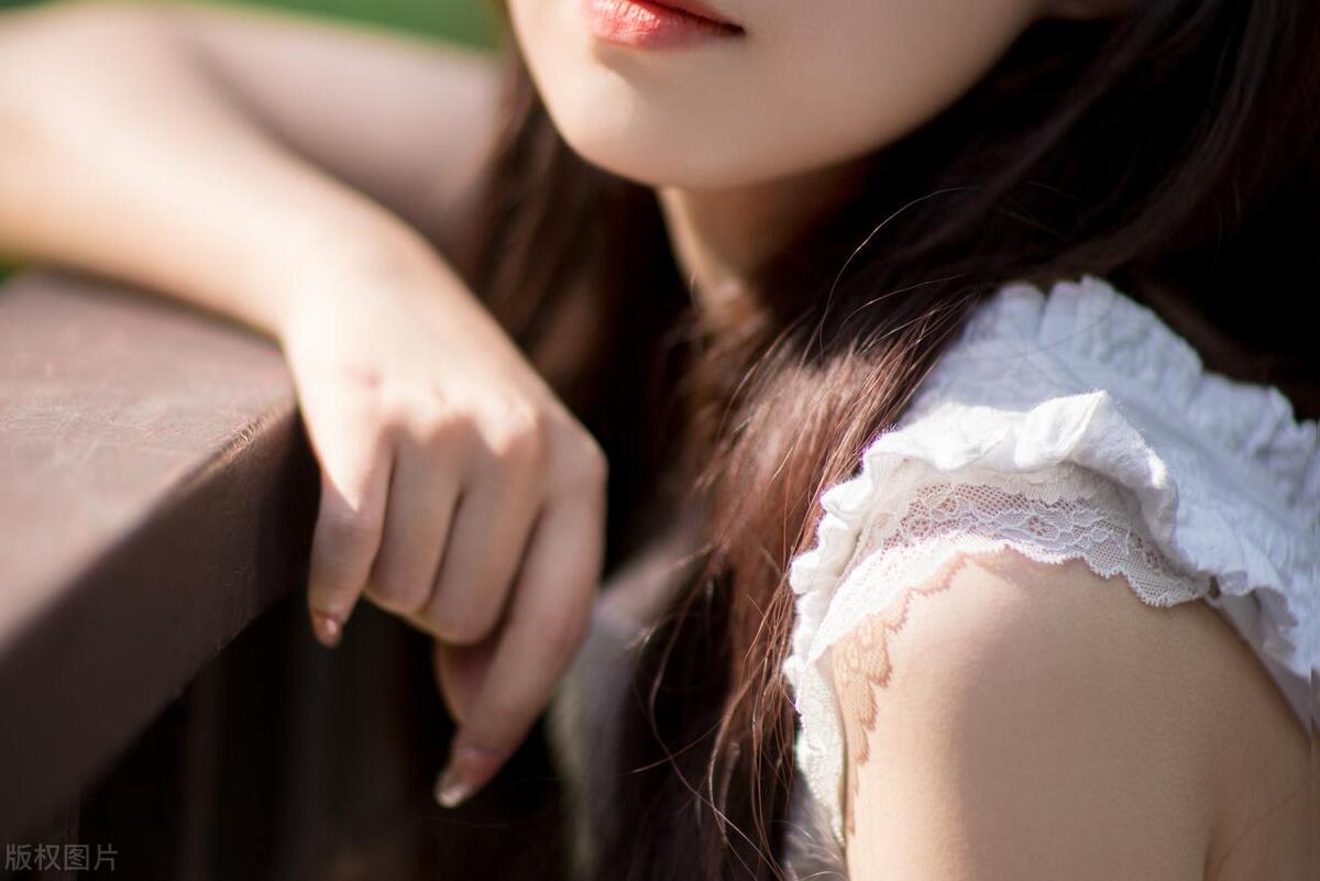 带着儿子再嫁,回家看到丈夫给儿子买的新衣服,我哭着带走儿子