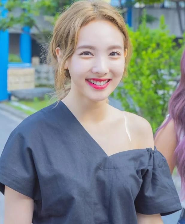 JYP新团出道即受关注，成员雪允因颜值出圈，却被指不尊重粉丝？