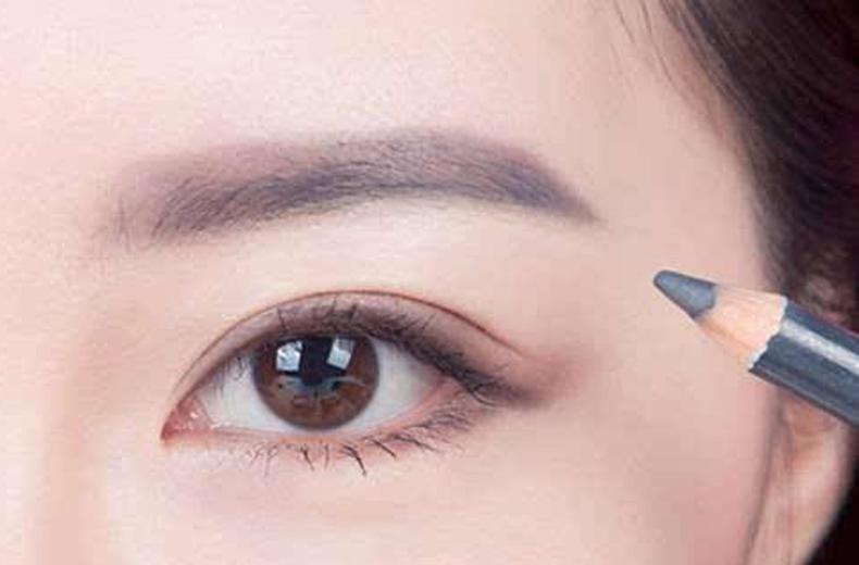 如何让一个新手快速学会化淡妆,怎么才能学会画淡妆的技巧