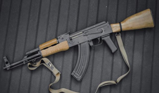 中枪还想跑？AK47真正威力令人恐惧，影视剧完全是在轻视它