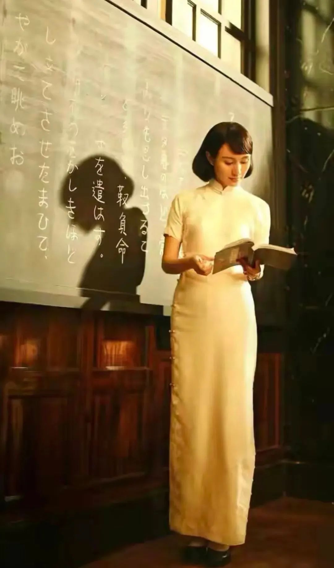 刘嘉玲关晓彤同框,穿旗袍大秀窈窕好身材