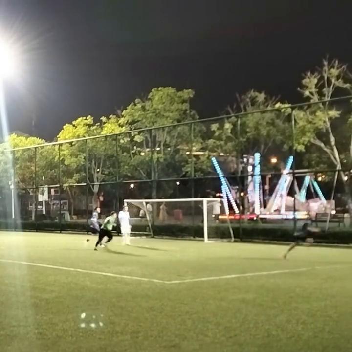 不怕中锋有身体就怕中锋有脚步,足球不怕后卫的前锋