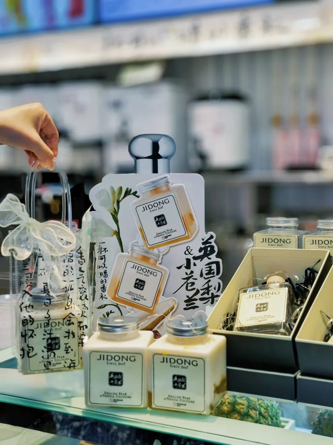 2天卖出50万杯会发光的“小苍兰香水茶”火爆抖音又一秋季爆款？