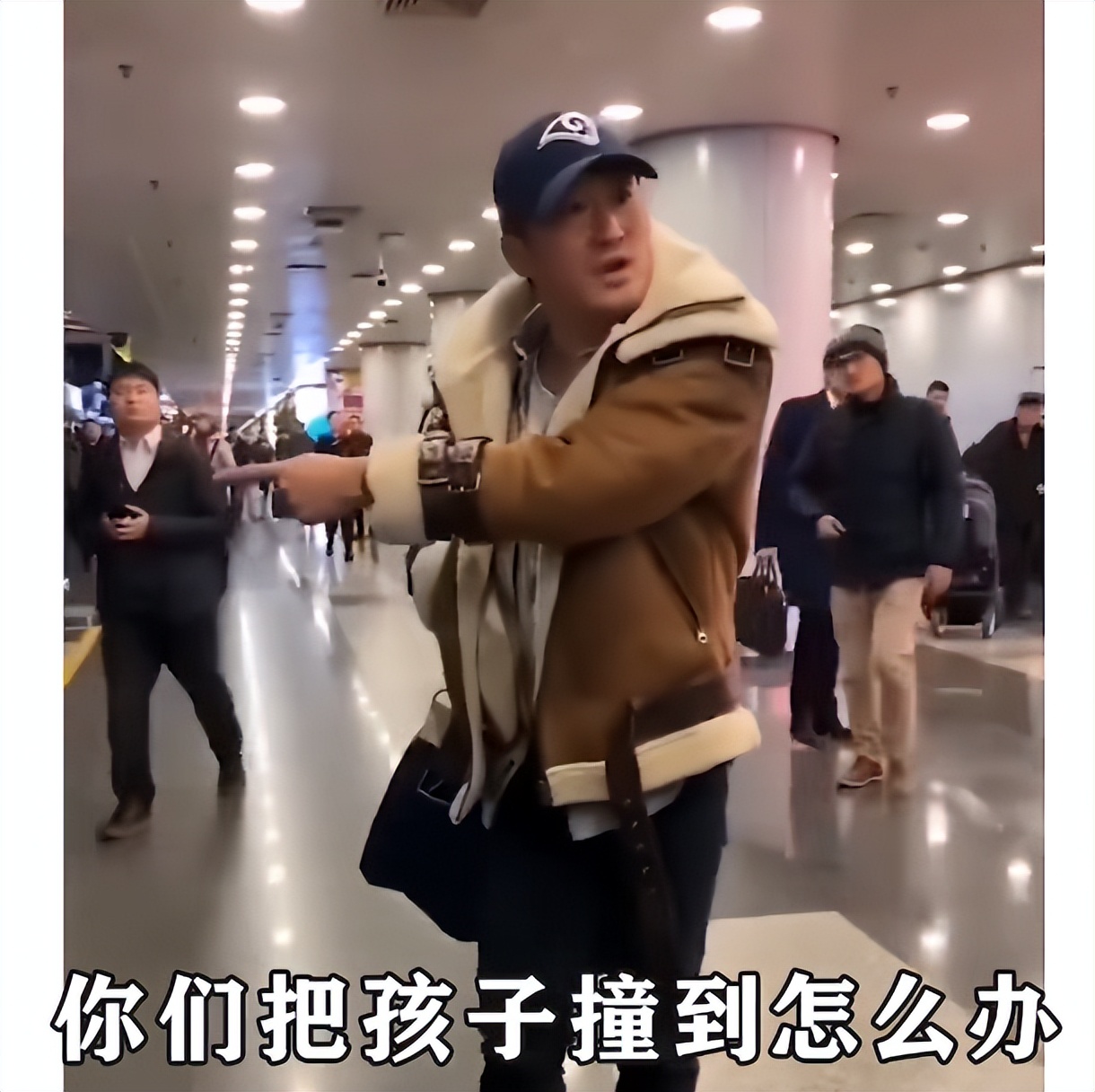 内娱“纯爱战狼”，土尬示爱却另类出圈？网友：真夫妻就是放得开