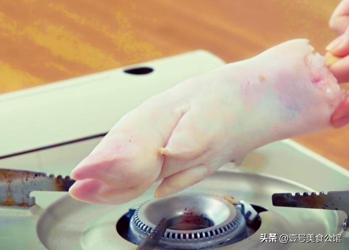 年夜饭酱猪蹄这样做软烂入味,软烂入味的酱猪蹄