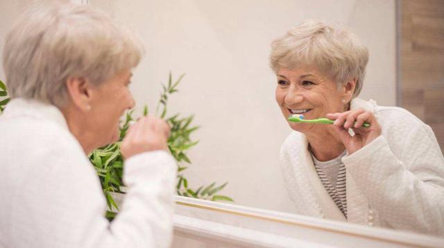 为什么老人身上有一股怪味？50岁后尽量远离4种习惯，或老了没味