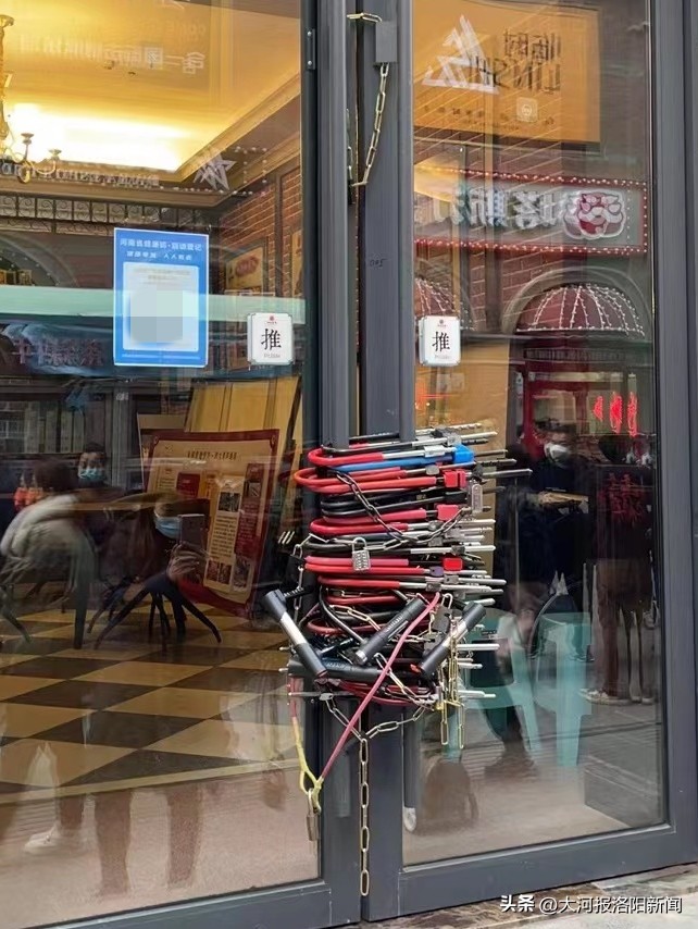 要求减免房租诉求沟通未果,洛阳广州市场步行街商户用50把锁,锁了运营中心的大门