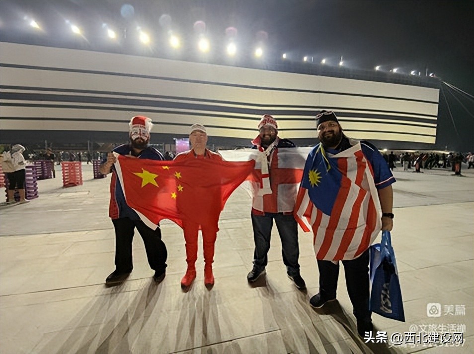 球迷王子与中国象棋冠军褚宸女士在卡塔尔世界杯