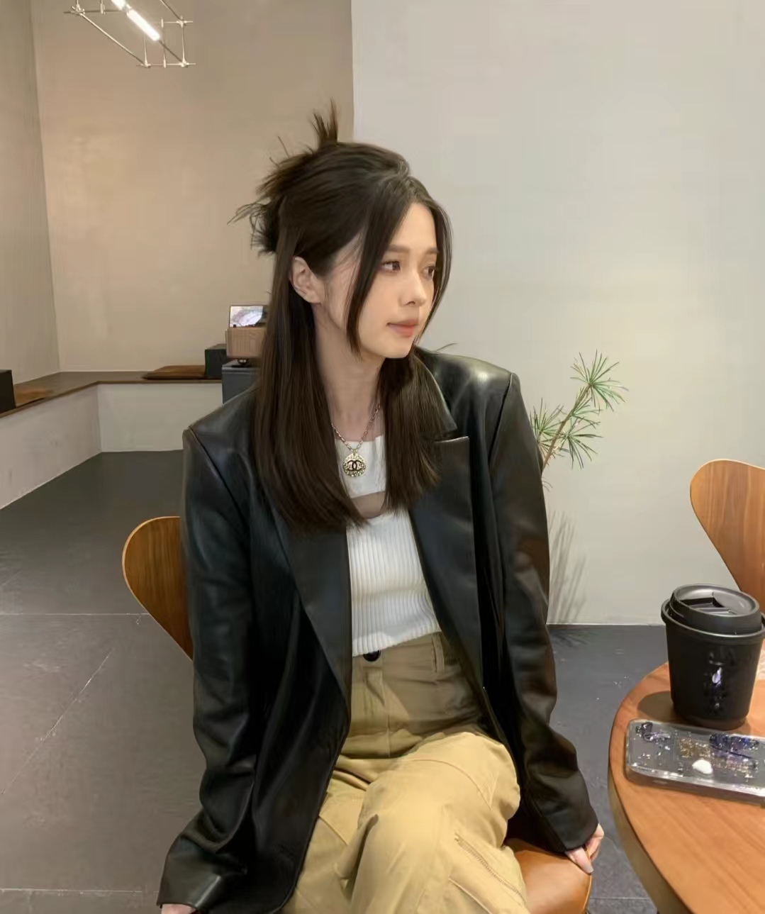 流行的短发型黑色减龄,挂耳短发2023爆款洋气