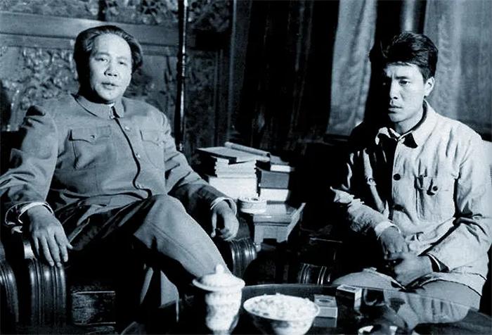 《重庆谈判》30年：纪念毛主席百年诞辰，古月和孙飞虎同框出演