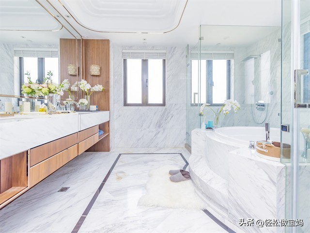 读英语故事，学一词多义的bath，除了洗澡还有什么意思呢？