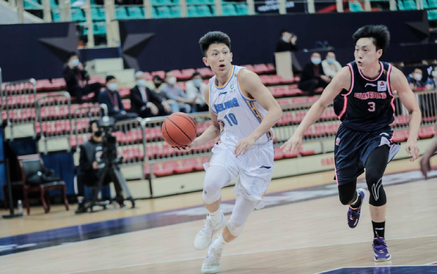 他曾是国内篮坛排名靠前的流量球星，老婆曾与思聪传过绯闻