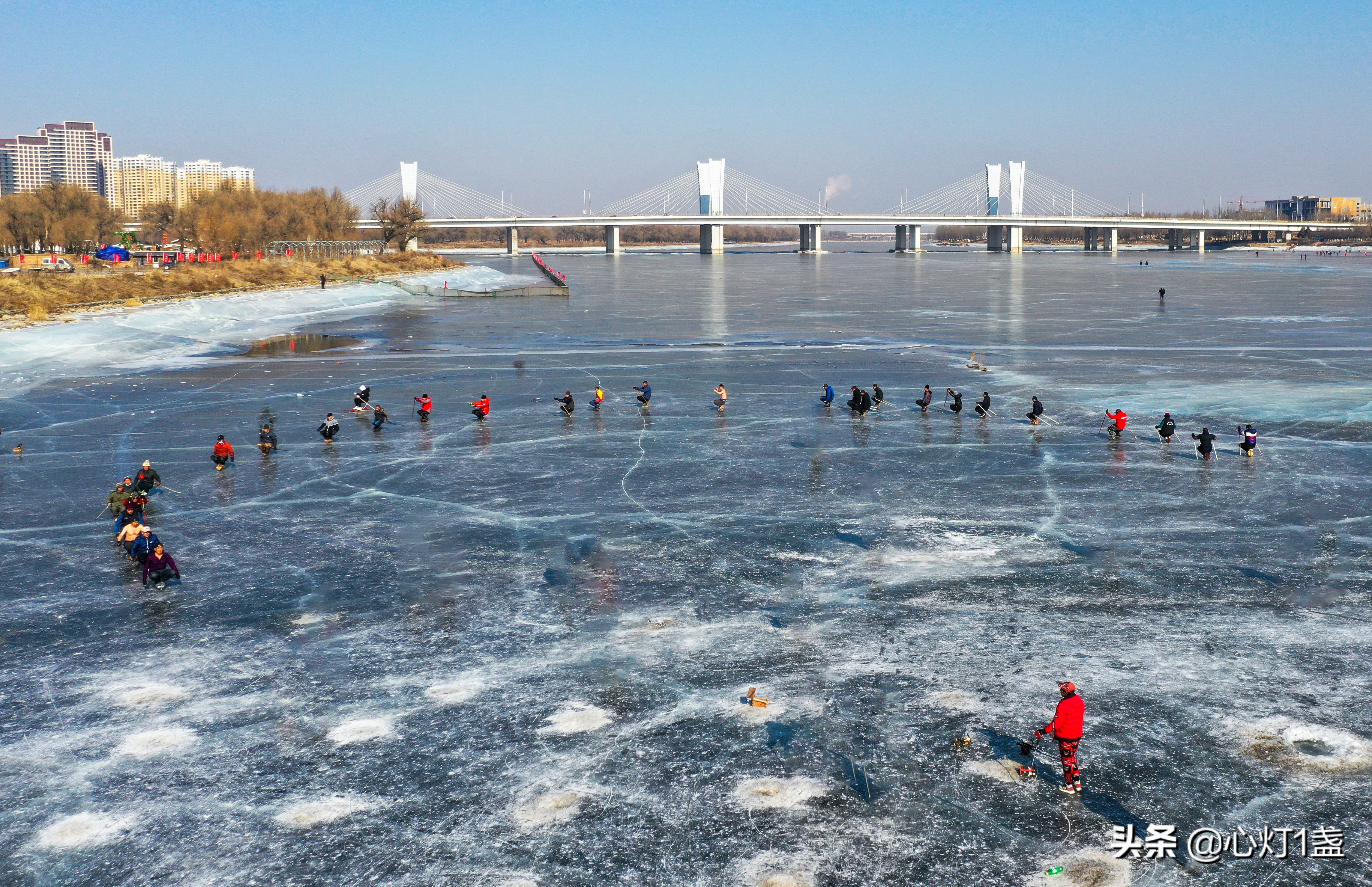 辽阳太子岛十里画廊冰雪乐园，又现“单腿驴”大队，场面震撼