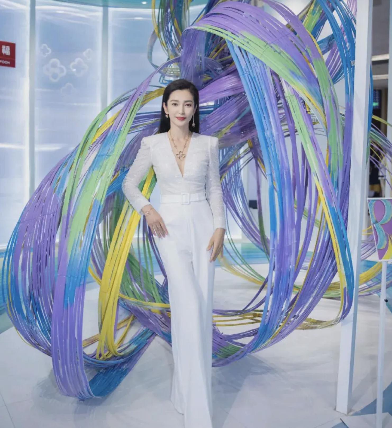 金星直播吐槽明星穿深v,金星吐槽明星走红毯捂胸