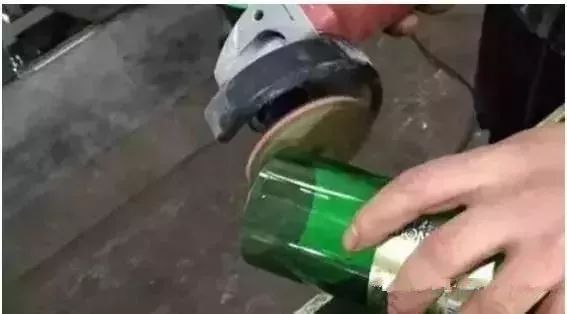 啤酒瓶做帝王绿翡翠,高人拿啤酒瓶做翡翠