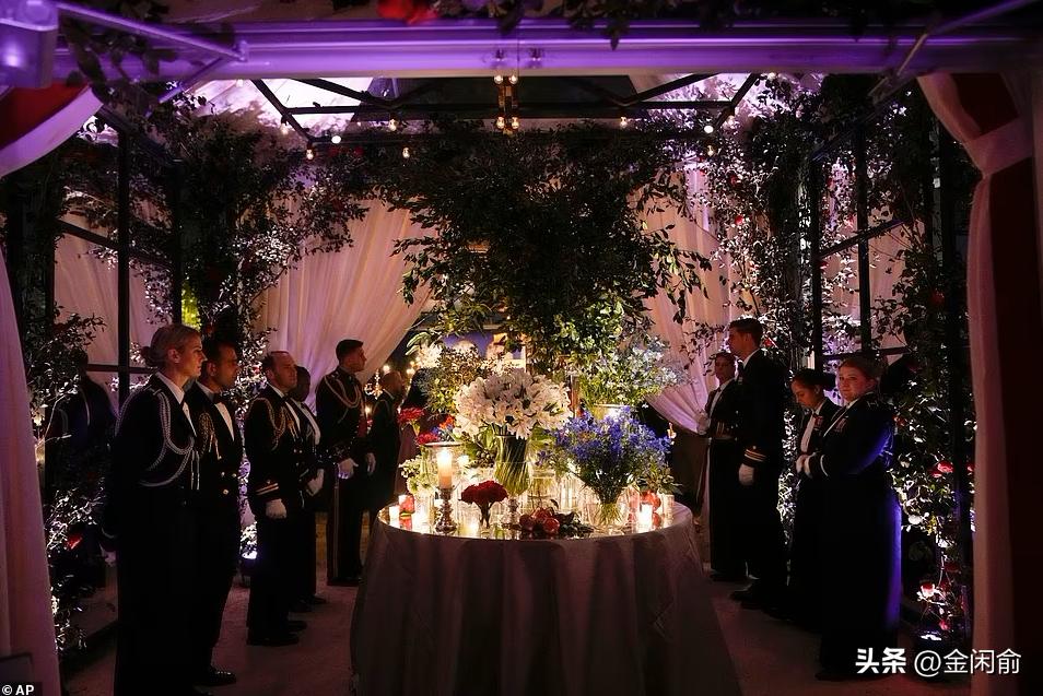 马克龙夫妇携手并肩,马克龙与妻儿出席活动