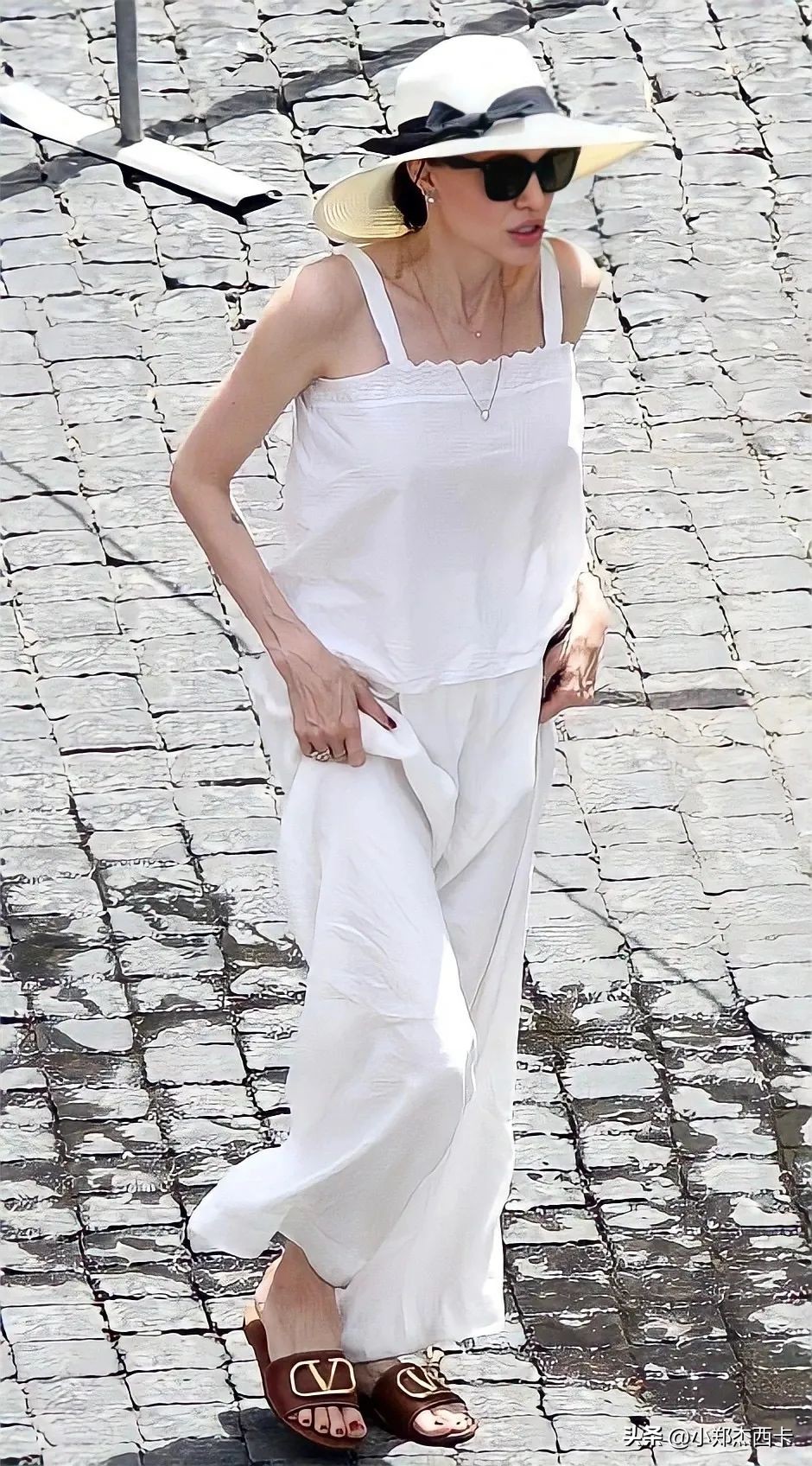 她随便穿条白裙子，就把半个好莱坞给比下去了