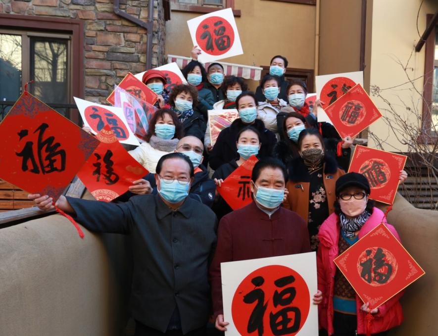 平安迎虎岁防疫不放松——“百姓艺术家”刘迅甫义写春联四十一年