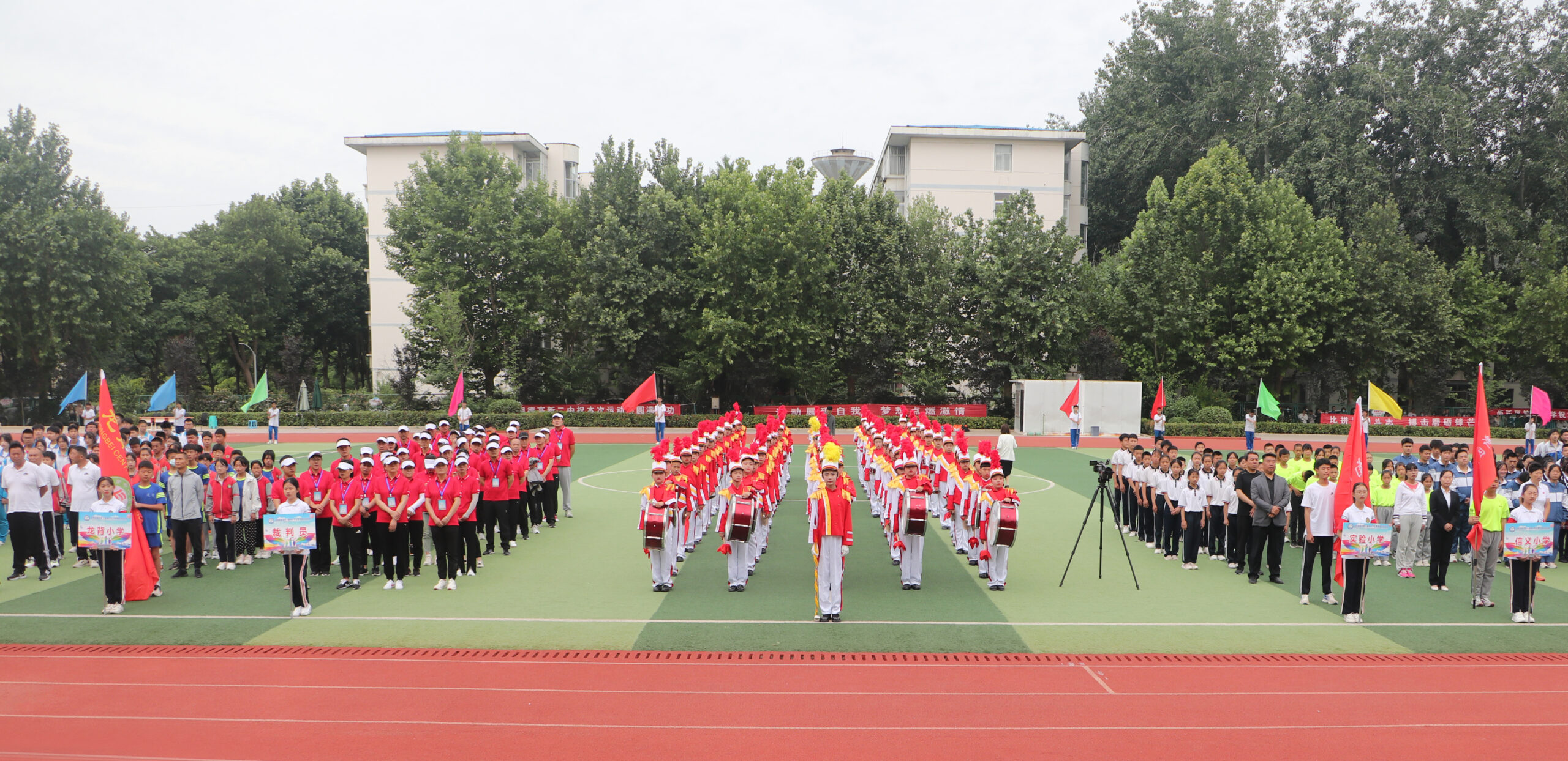 渭南高新小学参加全区第十届中小学生春季田径运动会开幕式