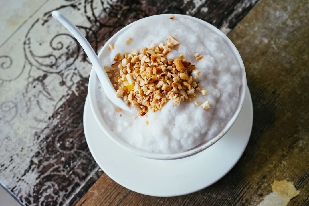 早餐烤乳猪，海鲜论盆卖？这座海岛小城舒坦得有点离谱了