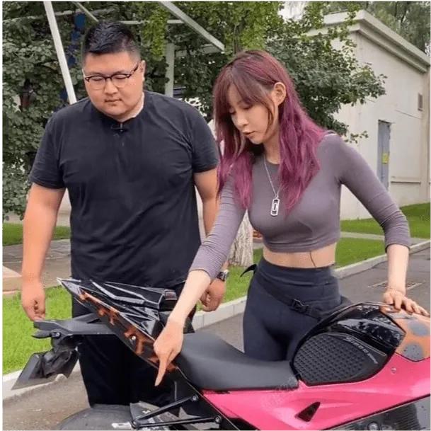 2天6个瓜：离婚、被骗1亿、女歌手演出脱上衣、男星骚扰多名女孩