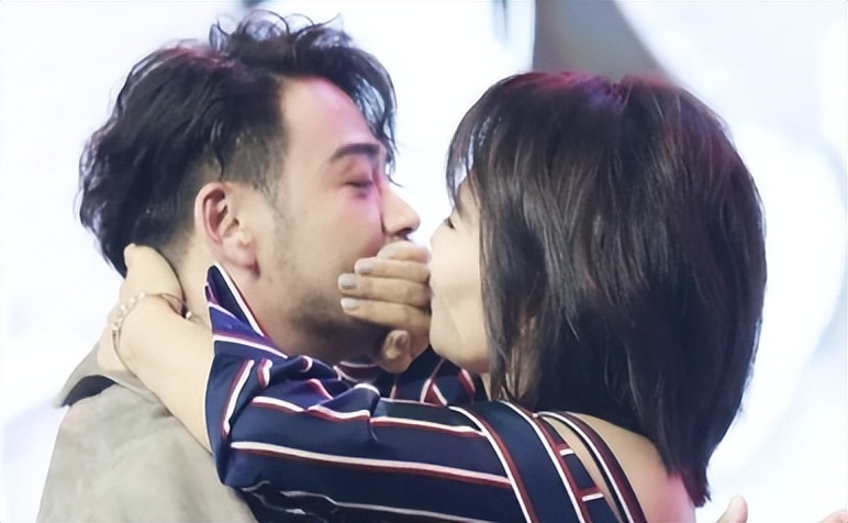 公公没有分寸：哪个妈不是孩子饿了，掀起衣服就给孩子喂奶啊？