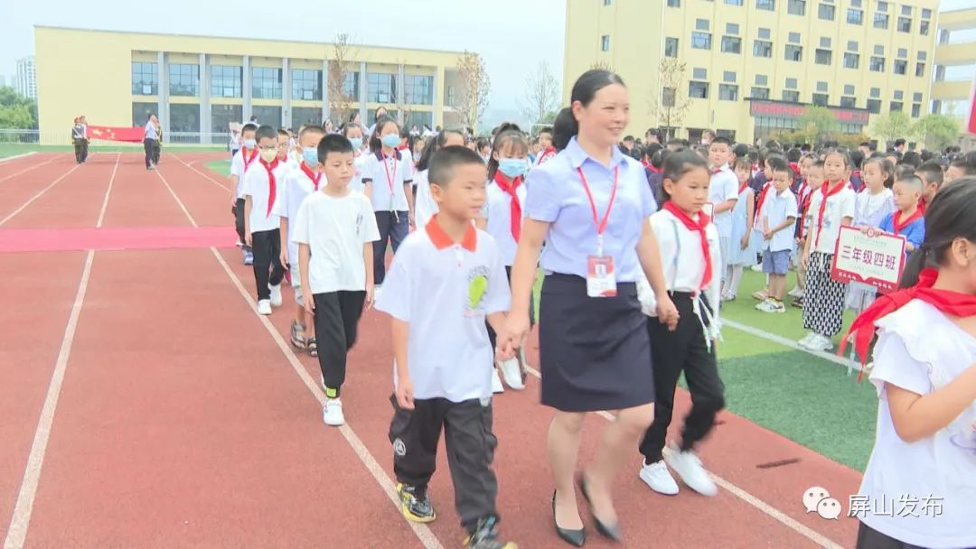 两江开学围观各校花样仪式满满,屏山中学开学典礼